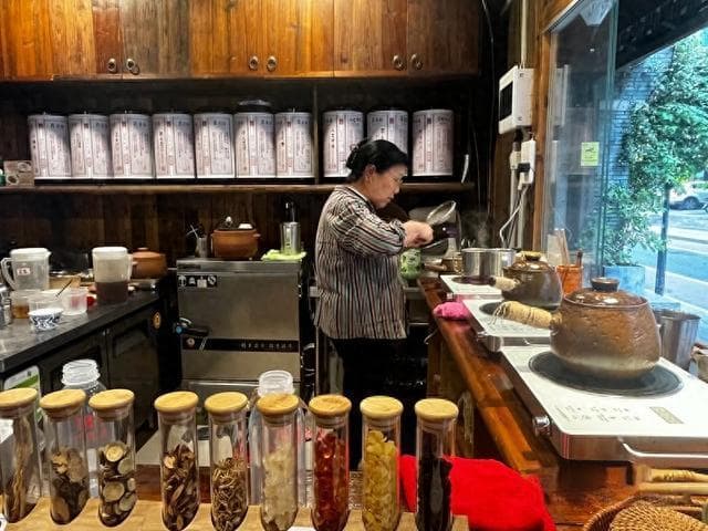 夏季喝凉茶别踩雷：不宜冰镇，孕妇儿童慎用