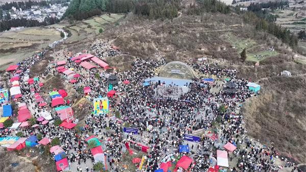 贵州大方：踩花山上人潮涌  苗乡风情别样浓