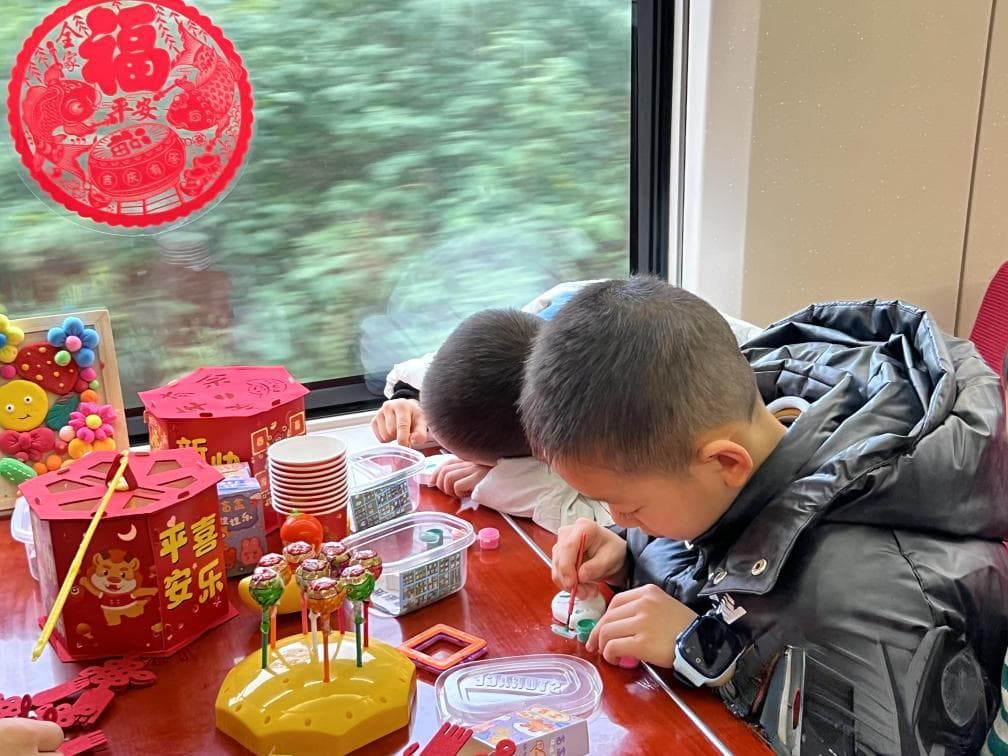 春运·小事中的改革丨高铁有了“遛娃舱” 带娃出行不再烦恼
