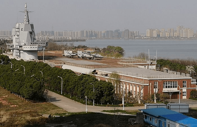 中国第4艘航母，被卫星发现蛛丝马迹，直接十万吨级核动力？
