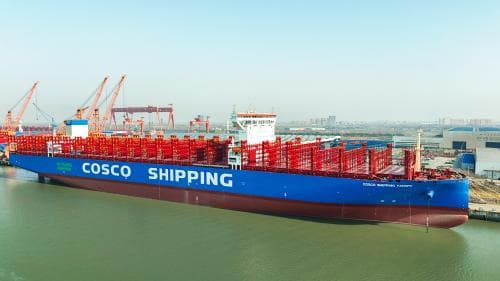 全国首艘16000TEU甲醇双燃料集装箱船“中远海运洋浦”轮命名