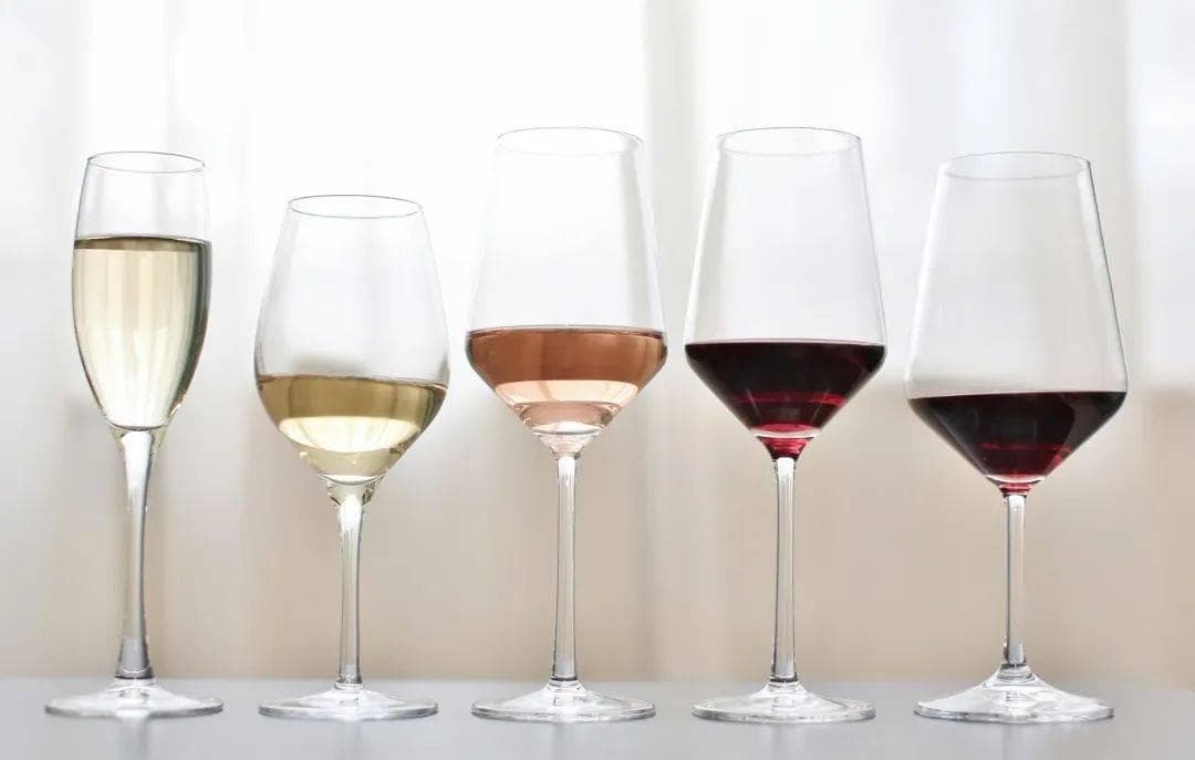 喝红酒为什么要红酒杯，我用啤酒杯它就不香吗？