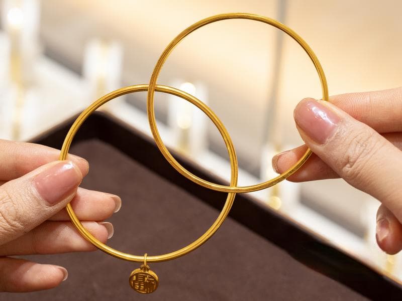 女生黄金手镯带哪个手上好？左手还是右手？