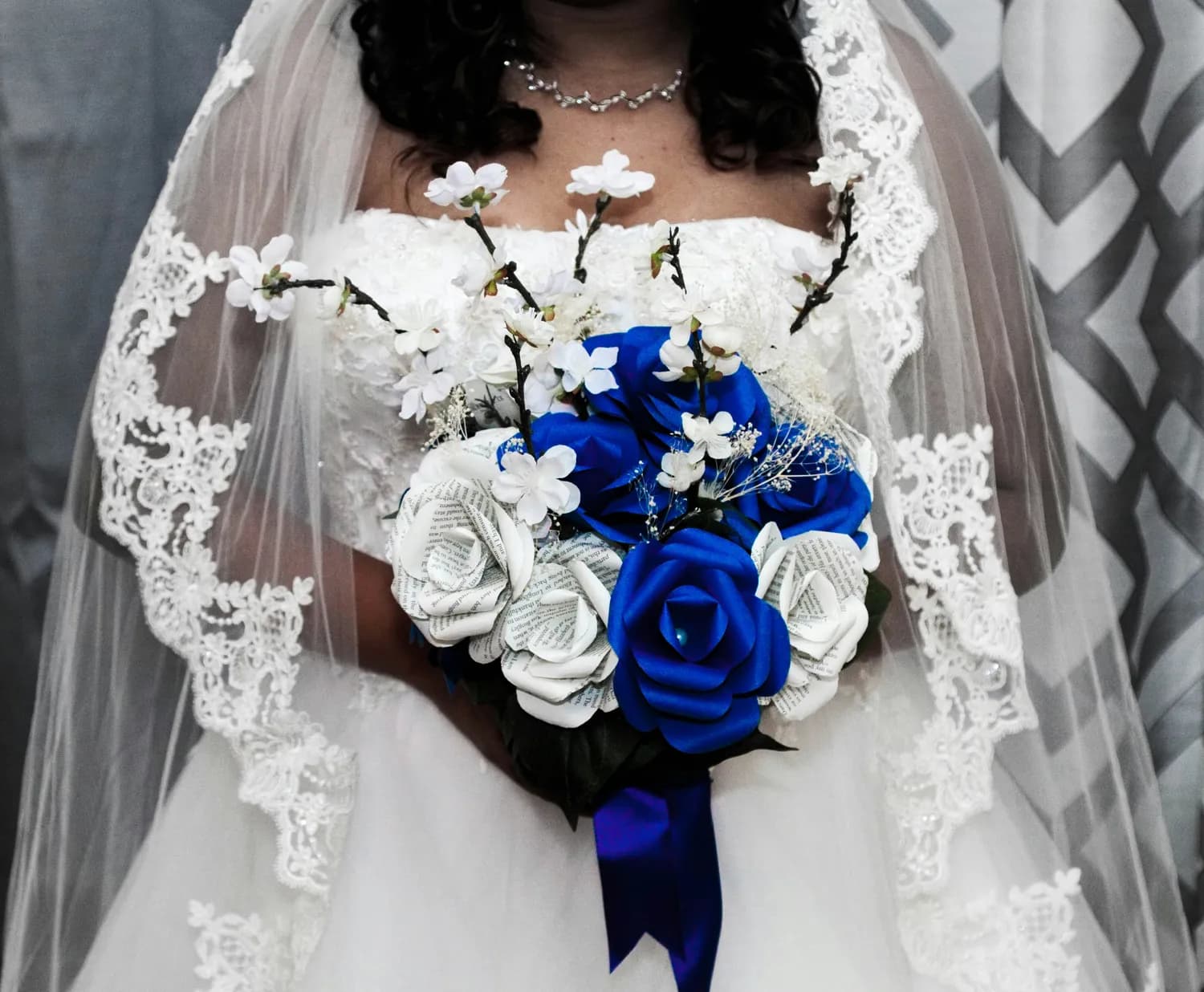 冬季婚礼必看：宝石蓝婚纱如何完美搭配？