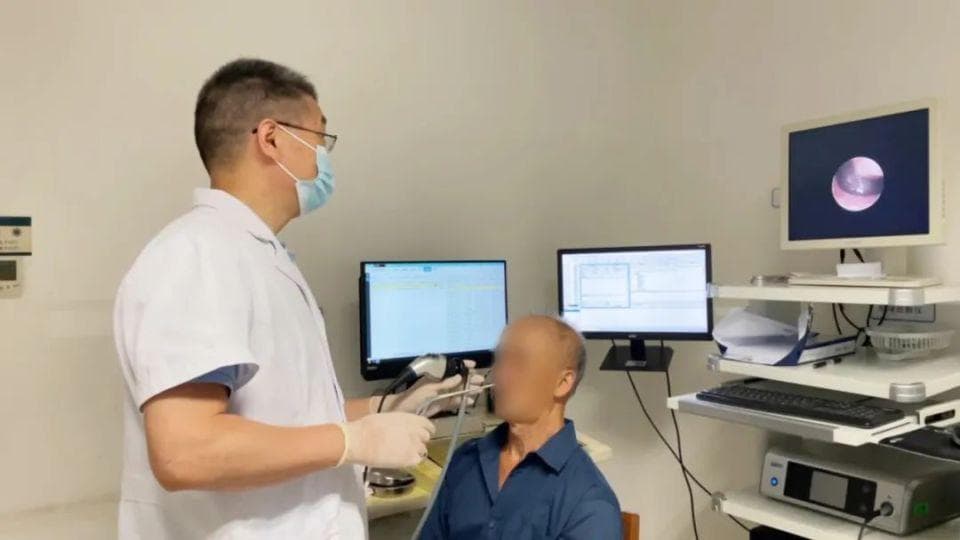7厘米长蚂蟥在老人鼻腔"住"了半个月，医生取出时还在蠕动