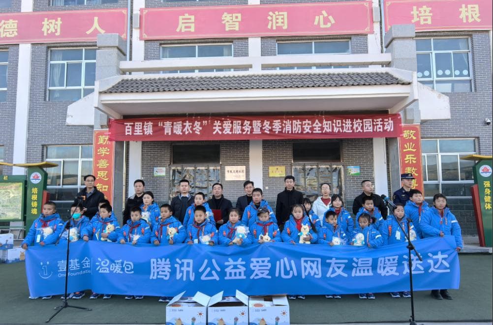 青年志愿者以行动定义新时代雷锋精神