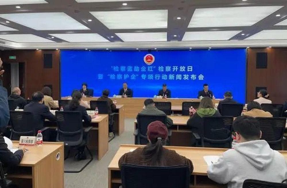 私带警用装备跨省抓人，企业家被索财后跳车报警！两警察被诉滥用职权罪获刑