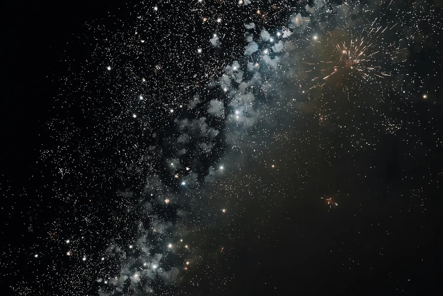 幼小恒星“打喷嚏”揭秘恒星形成奥秘