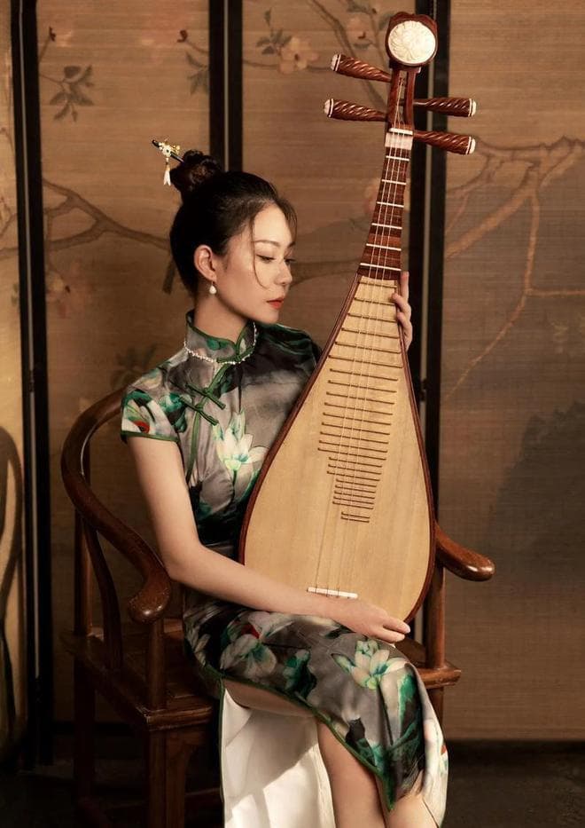 琵琶指法中的轮指与滚指有什么区别？一个弹拨如何模拟万马奔腾？