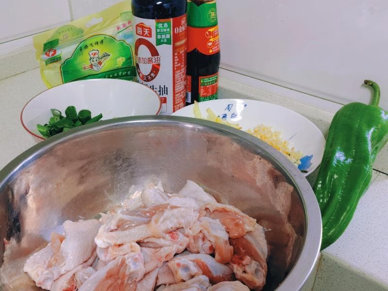 蒜香鸡翅的做法：外酥里嫩，咸香味美