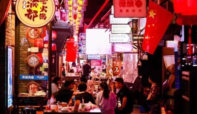 成都十大夜市小吃街全攻略：从柳浪湾到锦里，尽享地道美食