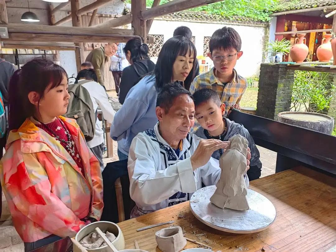 假日旅游消费热潮涌动：烟火气满满 文化味更浓