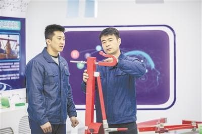 王月鹏：万伏高压线上的“手术师”