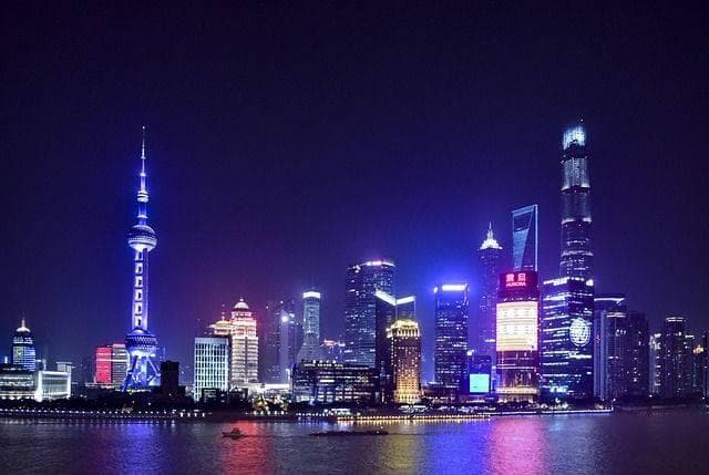上海夜景：东方明珠下的璀璨星河