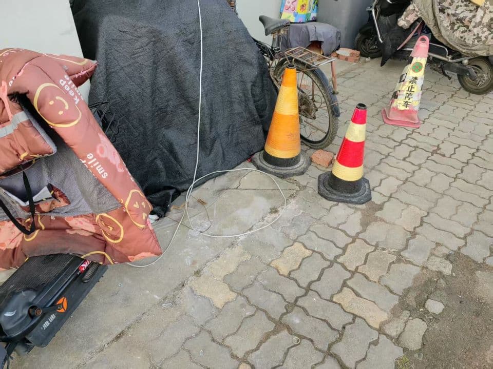 飞线充电存隐患 社区劝导居民安全充电