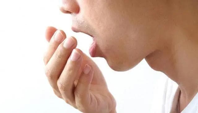 人到中年为何口臭？做到“三戒”，告别困扰！