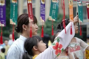 江西九地中秋民俗：从送鞋到烧塔，传统习俗各具特色