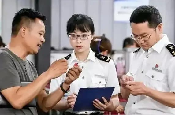 毕业后适合考公务员和事业单位的专业有哪些？