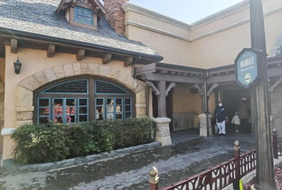 上海迪士尼二手烟问题引关注：18个吸烟区设置引争议，游客：烟味外溢影响游玩体验