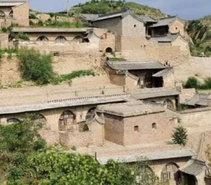 黄土高原上的绿色建筑：窑洞的生态智慧与文化传承