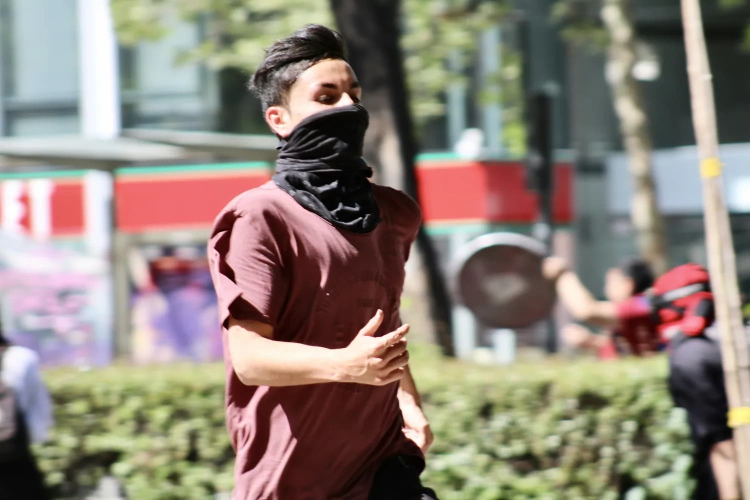 吴亦凡的时尚造型秘诀：从发带到发型的全方位解析
