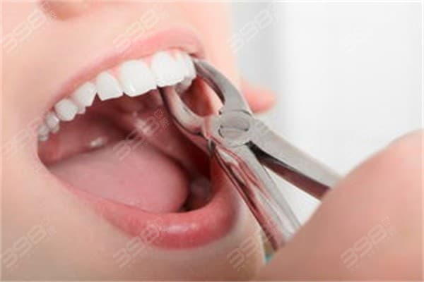 牙齿有点龅能磨小戴牙套矫正吗？对牙齿有伤害吗？有且不可逆