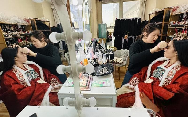 95后汉服馆老板贠维：给游客美美的古装造型让她们在西安欢欢喜喜过大年