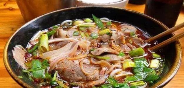 遵义羊肉粉：黔北风味的鲜香传奇