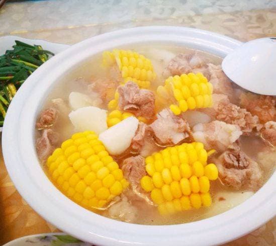 山药玉米排骨汤：家常美味，暖心暖胃
