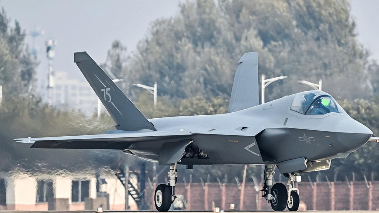 中国空军迈入双隐形战机时代：歼-35A正式亮相与战略意义解析