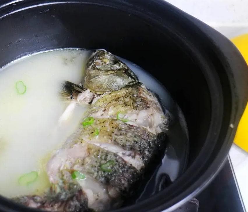 清炖鱼想要汤鲜没腥味，只需牢记“放4样”