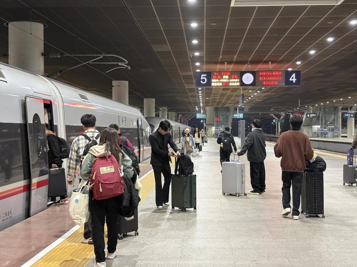 2025年深圳铁路春运首趟夜间高铁发车，六天内将加开68列夜间高铁