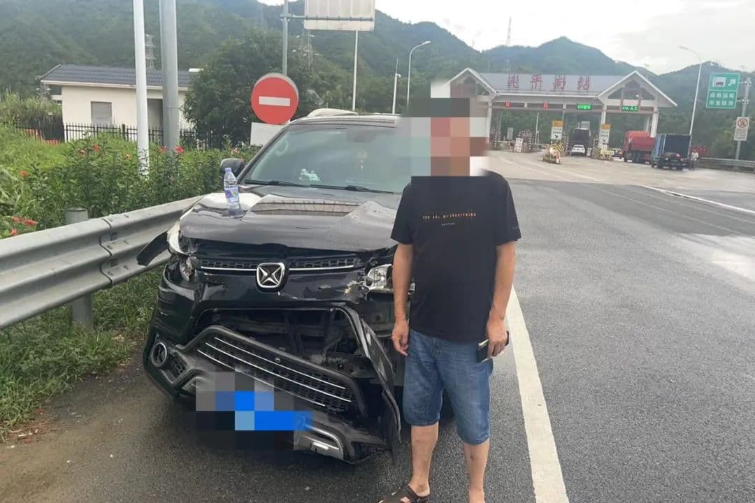 案例警示丨交警：“雨天行车不要太快”。司机：“差不多100km/h”。