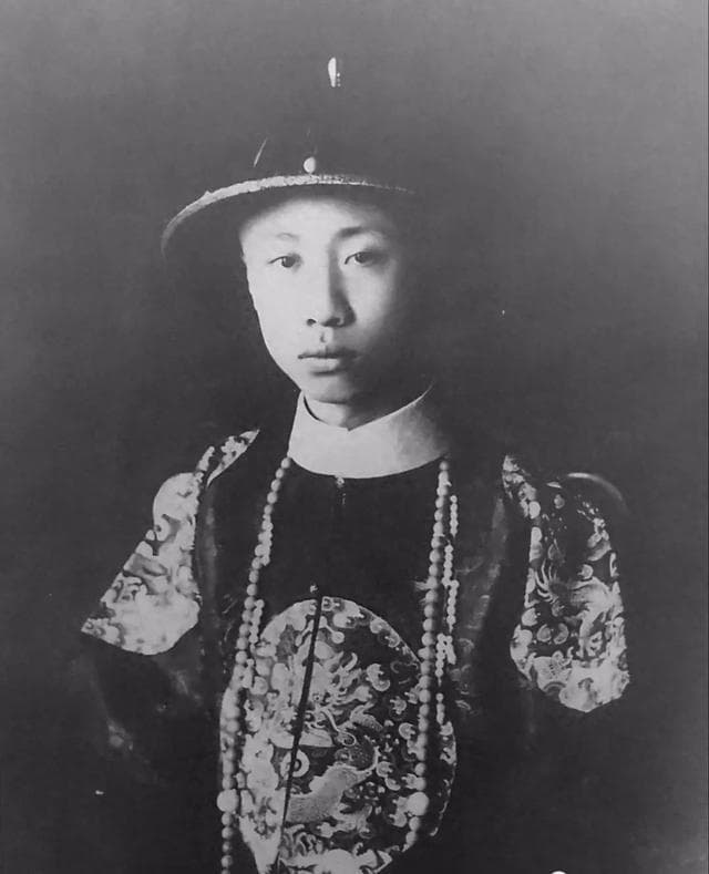 溥仪与他的利益宫廷
