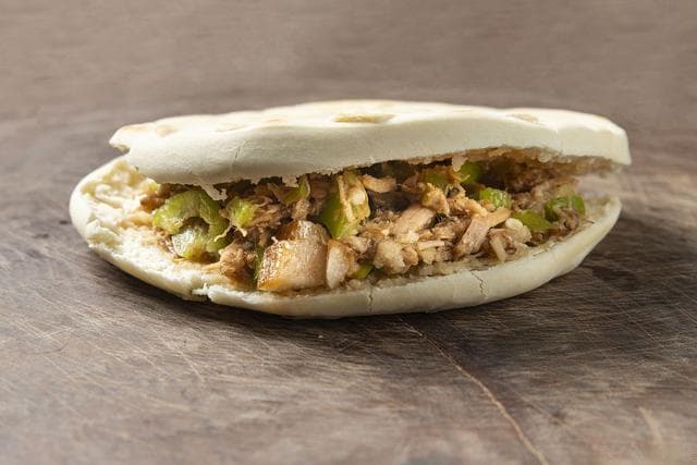 肉夹馍、凉皮、羊肉泡馍：西安三大小吃的制作与文化