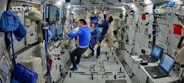 中国空间站曾遭撞击，神舟十九号将再次出舱，神舟二十号已待命