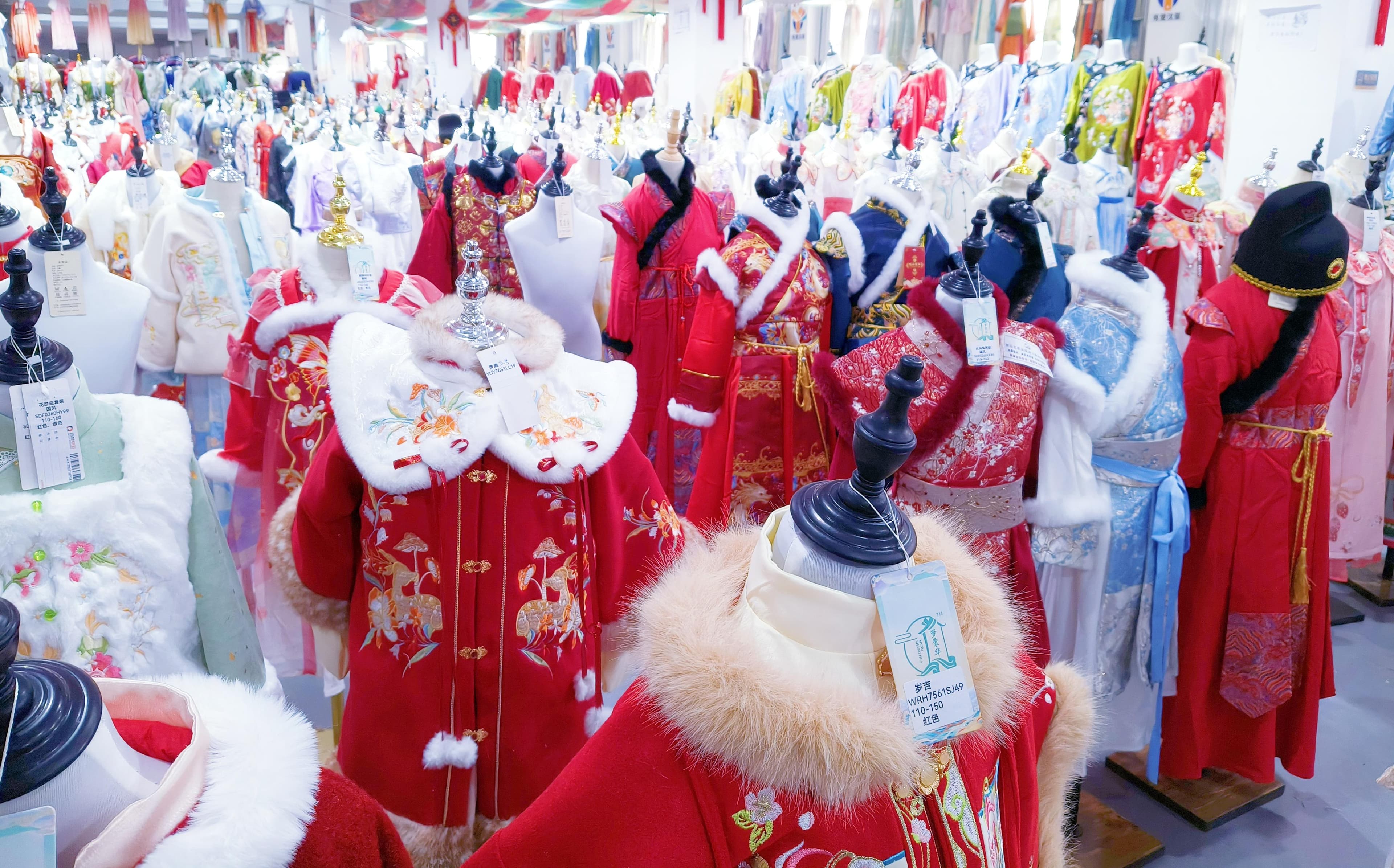 新春走基层丨“中式战袍”点燃春节服饰消费热潮