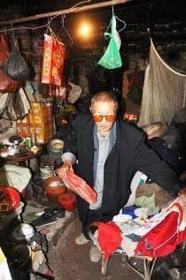 97岁抗战老兵王飞黄：昔日战场英雄，今朝靠摆地摊度日