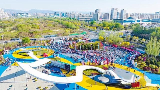 呼和浩特：半街繁花半街绿 诗情画意满青城