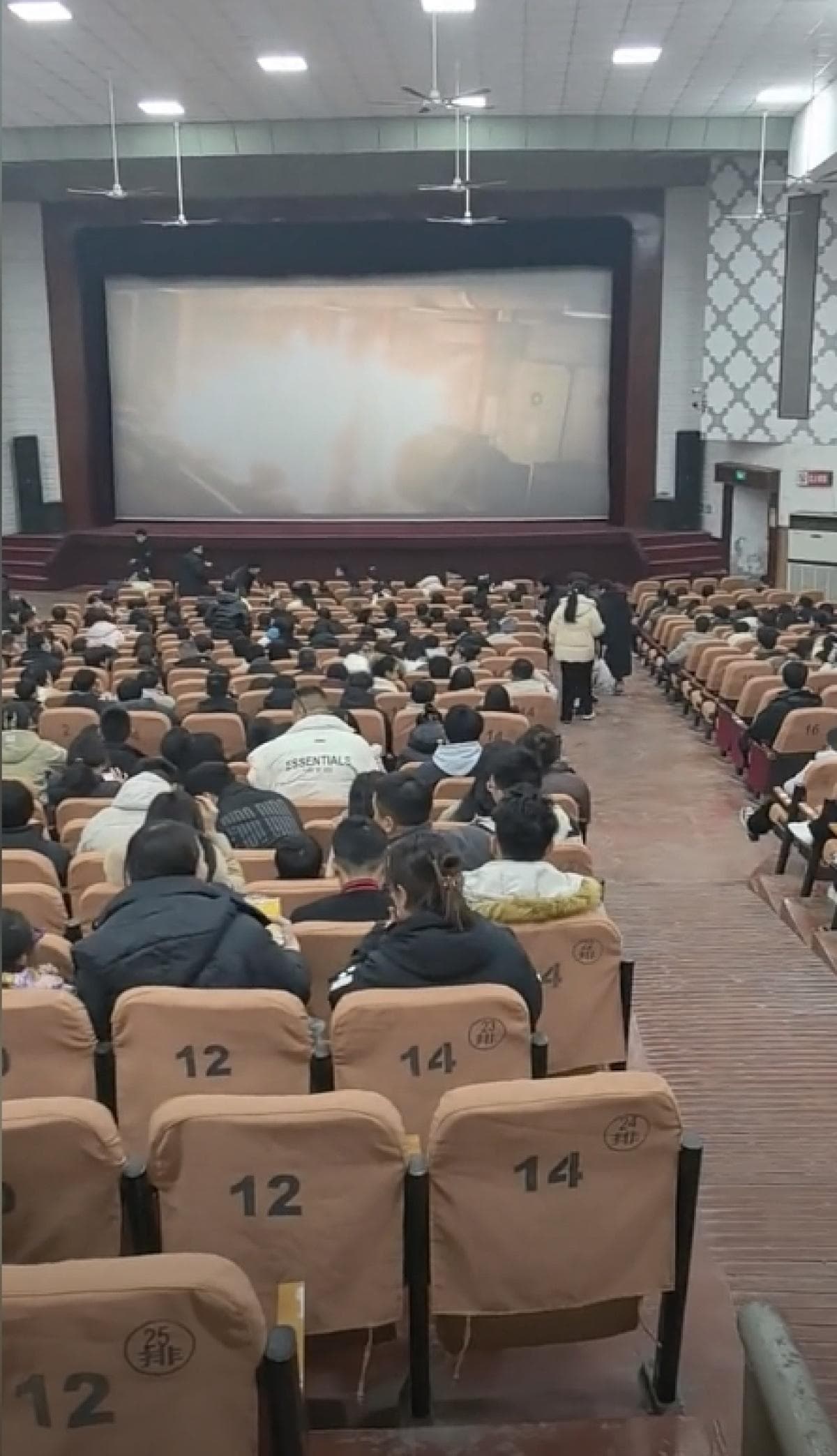 《哪吒2》票房登顶背后：沉寂多年的老剧院为何能一夜重启？