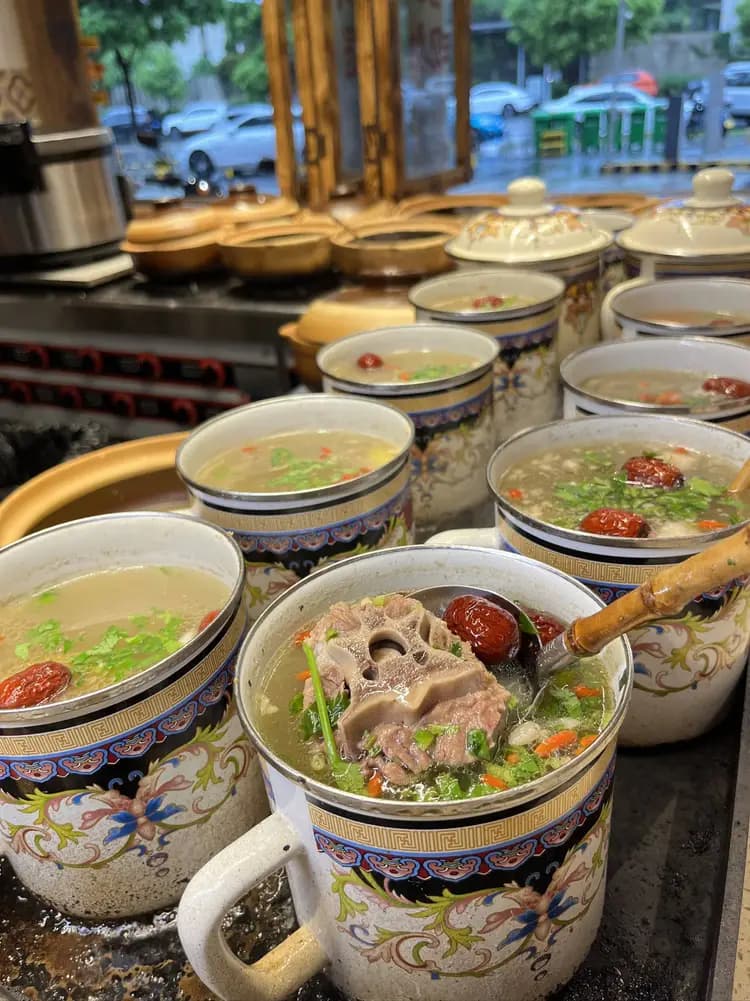 新疆风味缸子肉：温暖慰藉，品味舌尖上的醇厚鲜香