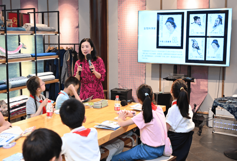 学习黄道婆纺织探索精神，20多位小讲解员在这里成长