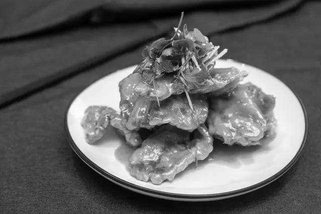 锅包肉：从官府名菜到东北餐桌上的“扛把子”