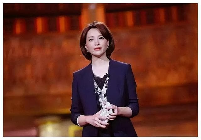 董卿：从“熊孩子”到央视一姐的坚韧人生