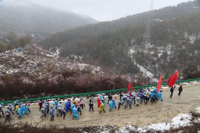 固原师生徒步108里祭奠英烈 传承精神的“行走思政课”