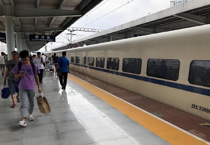 揭秘高铁站台地标颜色：乘客必知的安全与便捷指南！