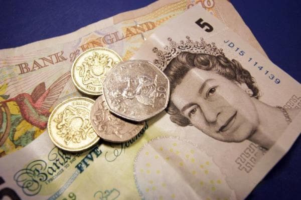 英镑兑美元下跌，英国央行关注经济数据