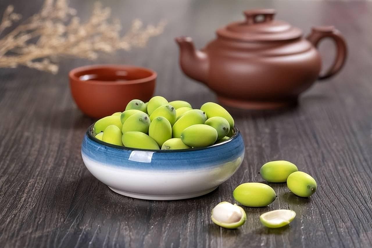 夏天，莲子和红枣“天生一对”，搭配一起吃，养心安神，一觉到天亮