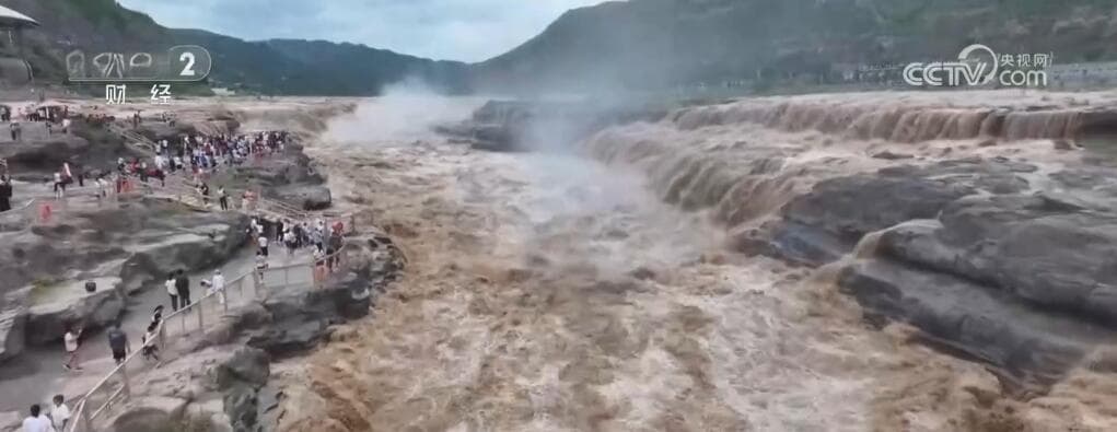 航拍黄河壶口瀑布洪峰过境如万马奔腾 壮丽景观吸引八方游客