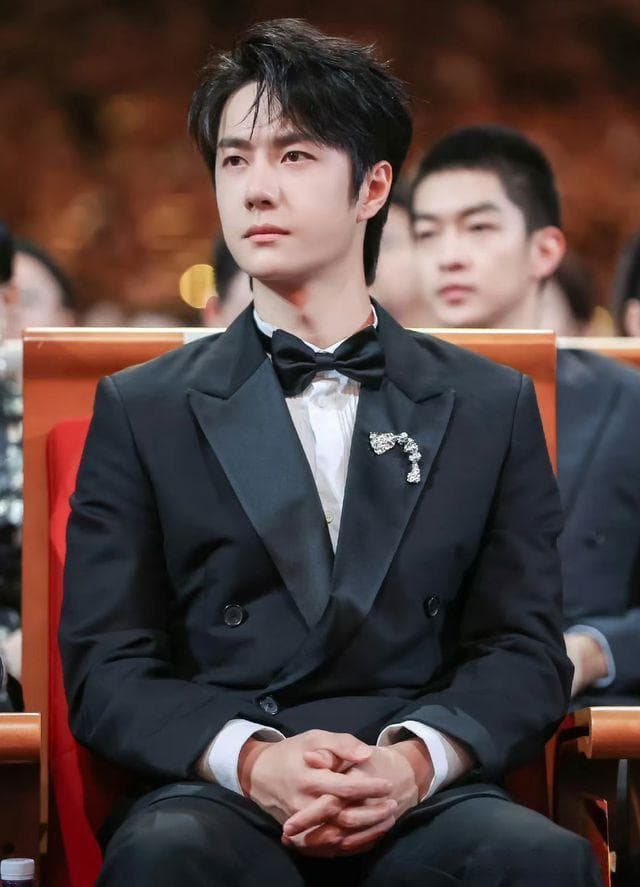 王一博亮相2025微博之夜，登EnVi Media最佳着装榜成内娱独苗